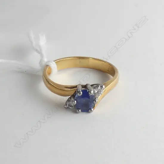 18CT SAPPHIRE & DIAMOND DRESS RING 3.6 gms