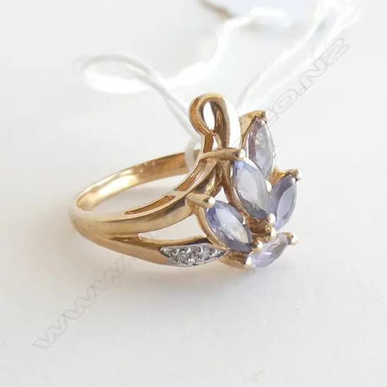 9CT GOLD AMETHYST & DIAMOND CLUSTER RING 3gms