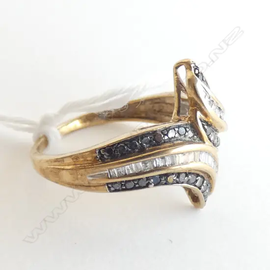9CT GOLD BLACK AND WHITE DIAMONDS  MULTI STONE RING 3.28gms