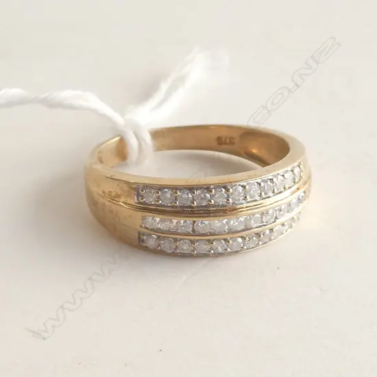 9CT MULTI DIAMOND BANDED RING 3.5gms