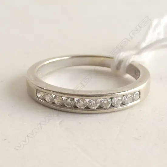 18CT W GOLD & 10 DIAMOND BAND RING CHANNEL SET 3.16gms