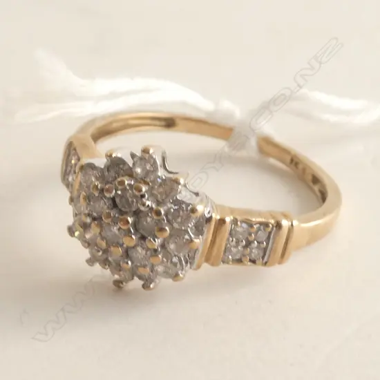 9CT YELLOW GOLD & DIAMOND CLUSTER RING