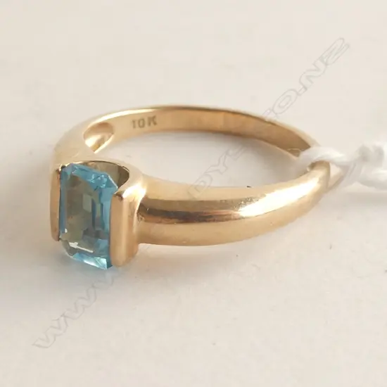 10K YELLOW GOLD & BLUE TOPAZ RING EMERALD CUT 3gms