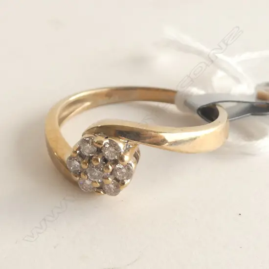 9CT YELLOW GOLD DIAMOND CLUSTER RING 2.67gms