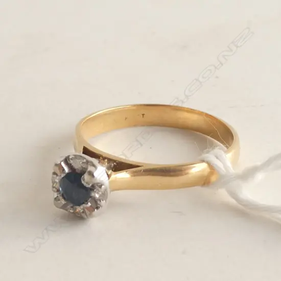 18CT GOLD SAPPHIRE & DIAMOND CLUSTER RING 3.4gms