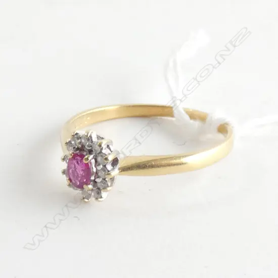 18ct GOLD RED STONE & DIAMOND CLUSTER RING 2.29gm
