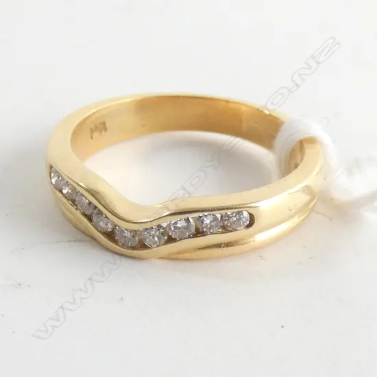 18CT YELLOW GOLD & 9 DIAMOND SHAPED RING 4.8gms