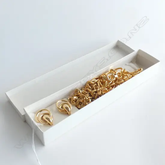 HEAVY CHAIN LINK GOLD TONE NECKLACE / BELT & CLIP EARRINGS