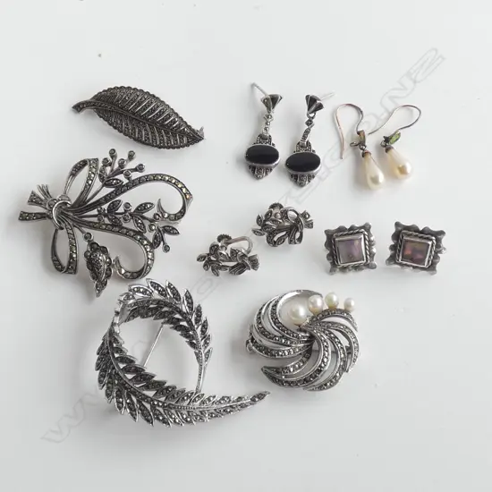 4 STG BROOCHES, STG CHAIN, 3 PRS STG EARRINGS + 1 FAUX PEARL PR