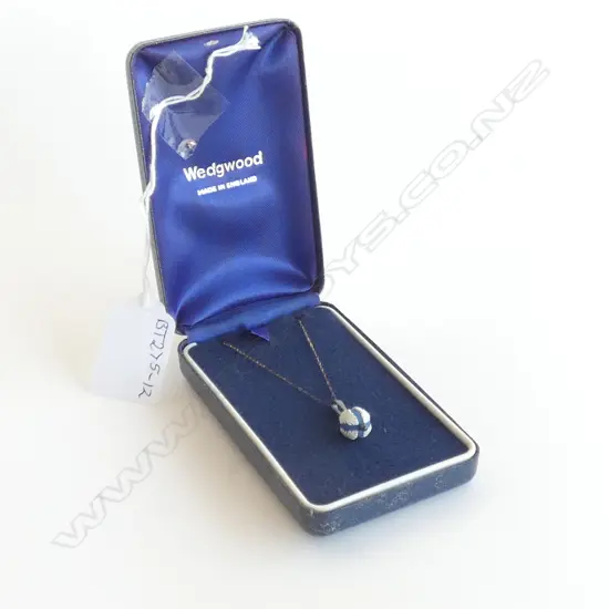 WEDGWOOD JASPER PENDANT AND CHAIN