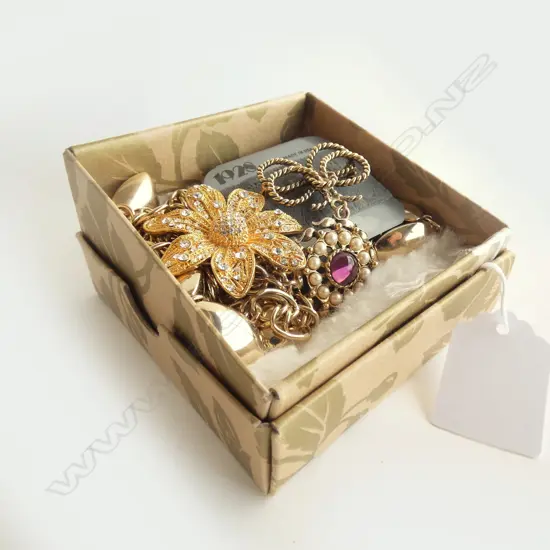 GOLD TONE CHAIN MULTI STRAND BELT & TWO BROOCHES