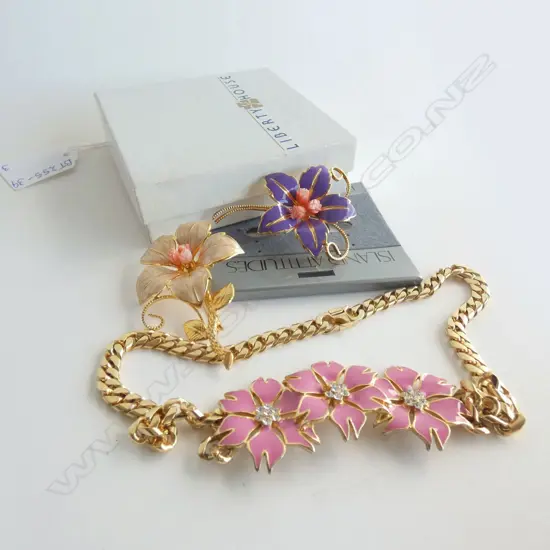 ENAMEL JEWELLERY; FLOWER NECKLACE & 2 FLOWER BROOCHES