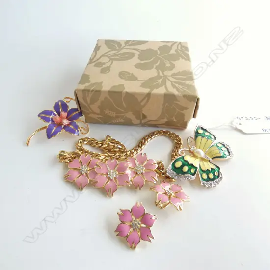 ENAMEL JEWELLERY; FLOWER NECKLACE W EARRINGS + BROOCH & BUTTERFLY BROOCH