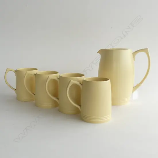 KEITH MURRAY WEDGWOOD JUG H.200mm & 4 TANKARDS...