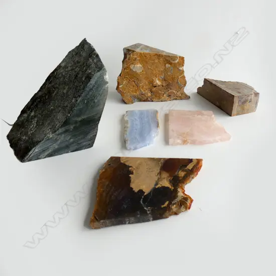 UNPOLISHED GREENSTONE PCE 663 gms+ 5 STONES