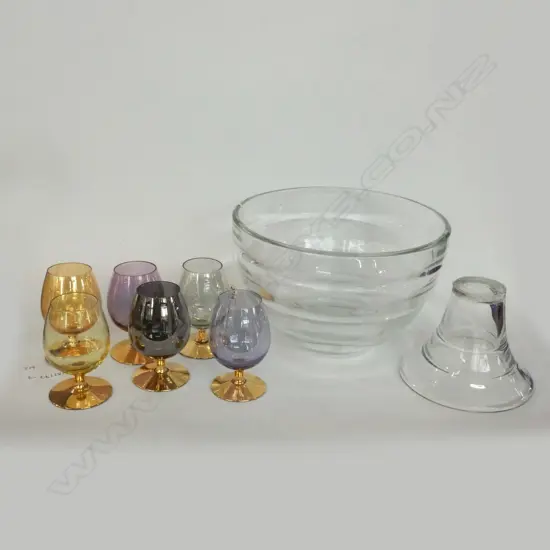 LGE BEEHIVE GLASS  FOOTED BOWL (BASE NEEDS REATTACHING) (DIA 200mm) + 6 VINTAGE COLOURED STEMMED GLASSES