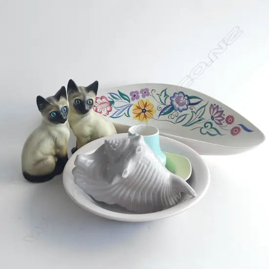5 PCES POOLE; 3 BOWLS W.445mm, VASE & SHELL + PR CERAMIC SIAMESE CATS H.180mm