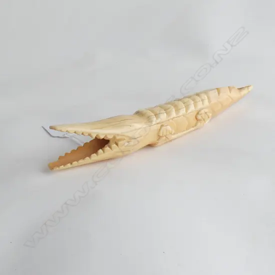 CARVED TUSK ALLIGATOR L.240mm