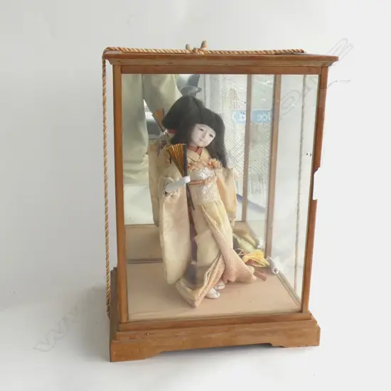 JAPANESE DOLL IN DISPLAY CASE H.320mm (A.F)