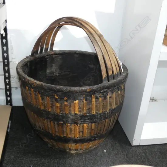 LGE AFRICAN CANE WOVEN BASKET H(WITH HANDLE)  600 DIA 460mm