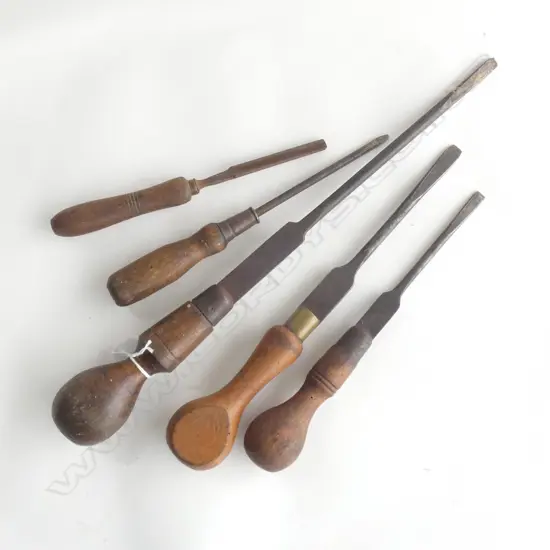 4 VINTAGE SCREW DRIVERS + A CHISEL L.430mm