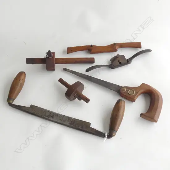 KEYHOLE SAW, DRAWKNIFE, 2 SPOKESHAVES & 2 GAUGES