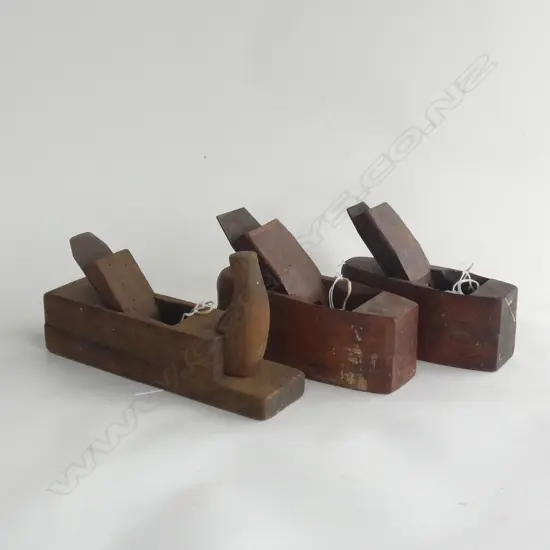 3 VINTAGE WOODEN BLOCK PLANES; 1 A GERMAN JACK PLANE L.255mm