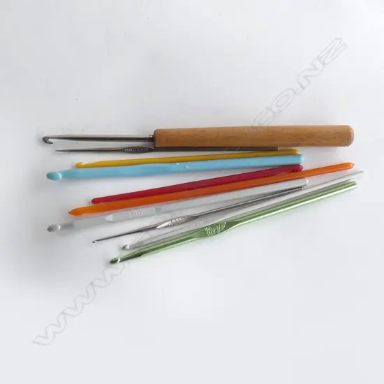 10 VINTAGE CROCHET HOOKS