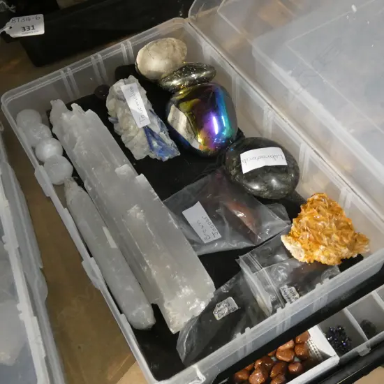 BOX ASST CRYSTALS & GEMSTONES INCL SELENITE / TOURMALINE ETC..