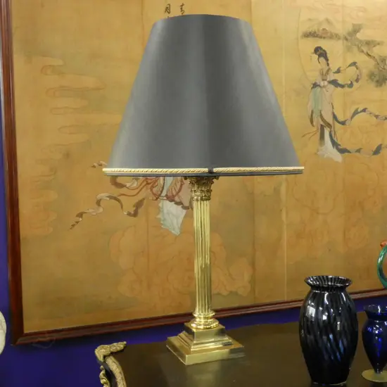 BRASS COLUMN LAMP w. LARGE BLACK SHADE H.850mm