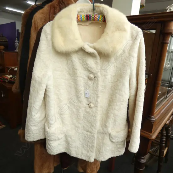 PLUSH WHITE JACKET WITH FUR COLLAR