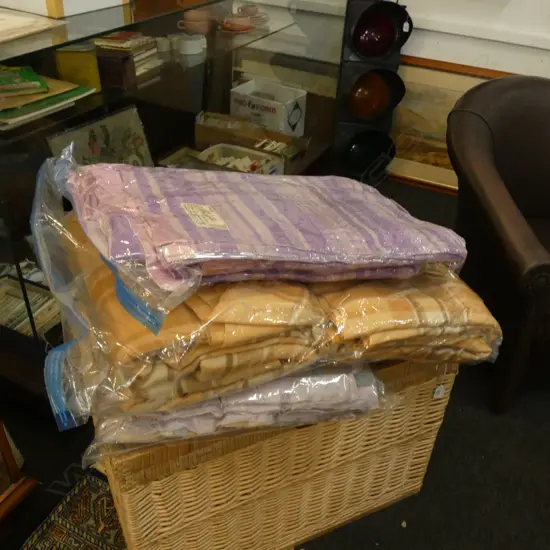 4 BUNDLES RETRO BLANKETS