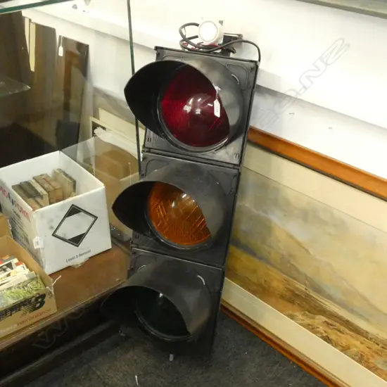 TRAFFIC LIGHT  H 750mm ELECTRIC OPERATED