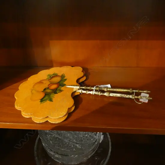 PR WOODEN VICTORIAN FACE SHIELDS / FANS