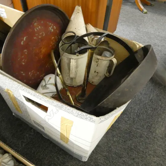 BOX LOT SCALES, 2 OIL CANS, VINTAGE WALL LIGHT ETC