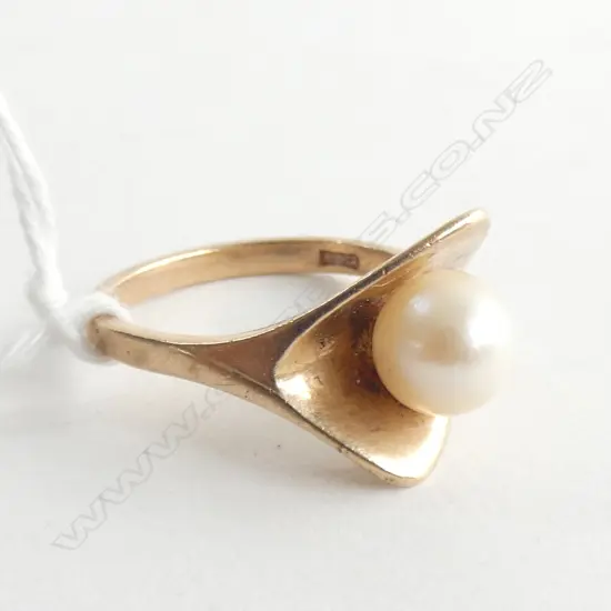 9CT GOLD & CULTURED PEARL RETRO RING 3.4gms
