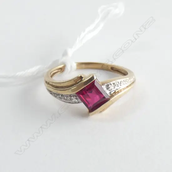9CT RED STONE & DIAMOND RING 2gm