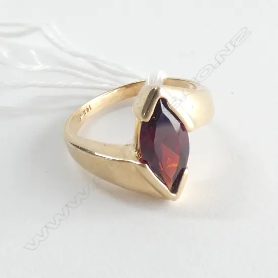 9CT GOLD & GARNET RING 4.2gm