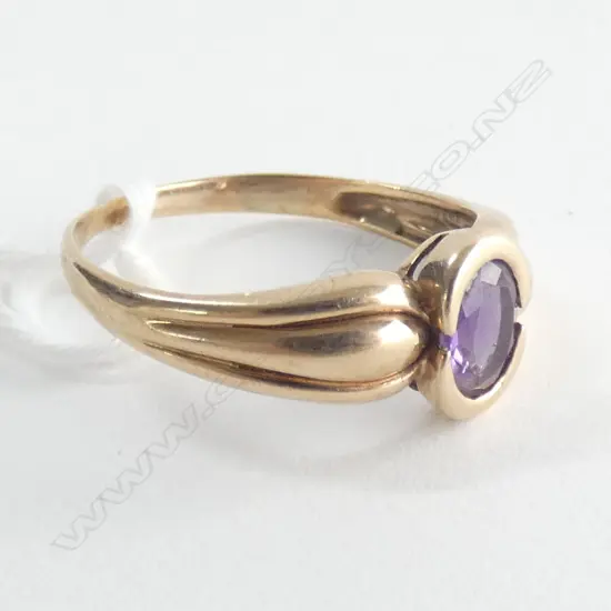 9CT GOLD & AMETHYST RING 2.5gm