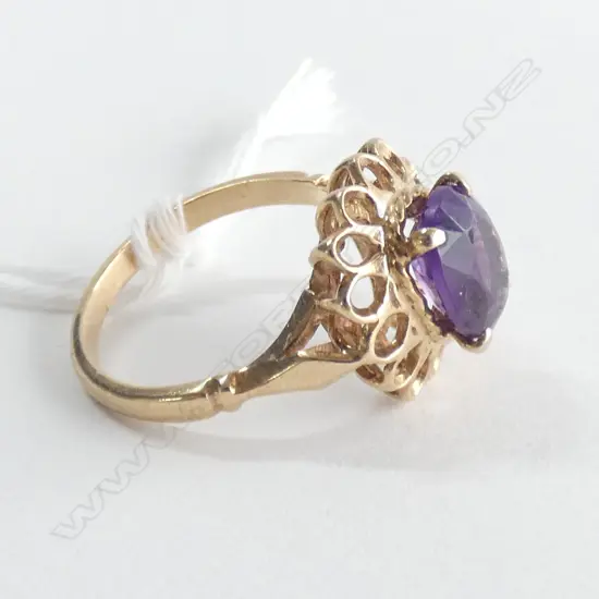 9CT GOLD & AMETHYST RING 3.2gm