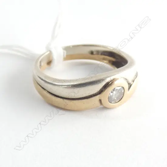 9CT GOLD & SOLITAIRE DIAMOND RING 2 COLOUR BAND