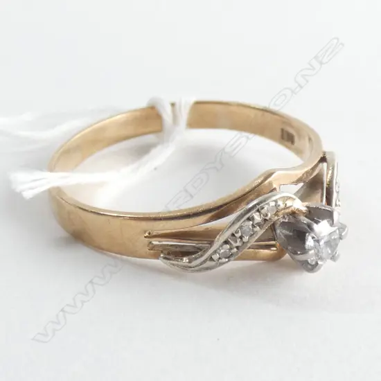 9CT GOLD & DIAMOND SOLITAIRE RING SHOULDERS W RIBBONS DIAMONDS