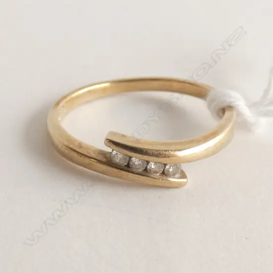 9CT GOLD RING W 4 SM DIAMONDS 1.7GMS