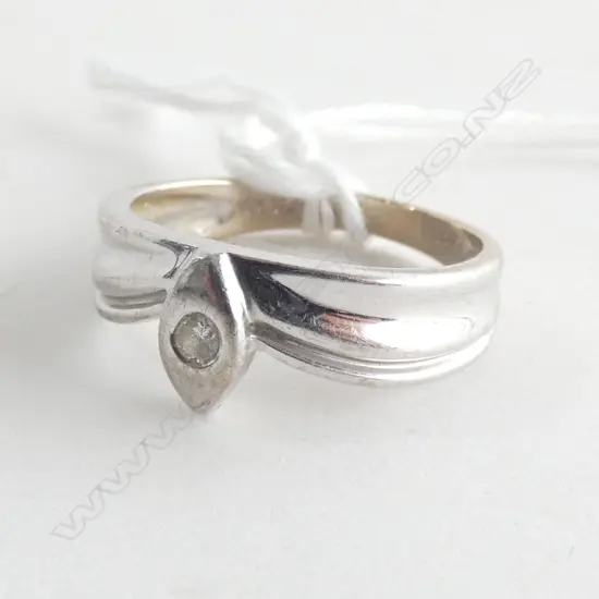 18K WHITE GOLD & DIAMOND RING 3.83gms