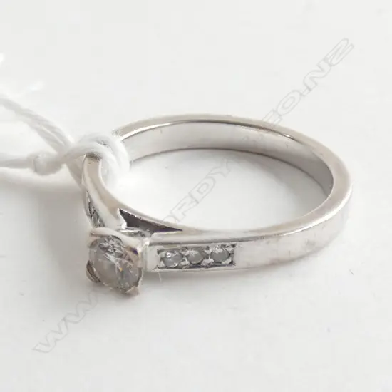 18K WHITE GOLD DIAMOND SOLITAIRE RING 4gms