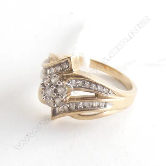 9CT GOLD & DIAMOND RING 3.2 GRAMS ONE BAGETTE DIAMOND MISSING