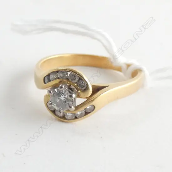 18CT GOLD DIAMOND CLUSTER RING 3.5gms