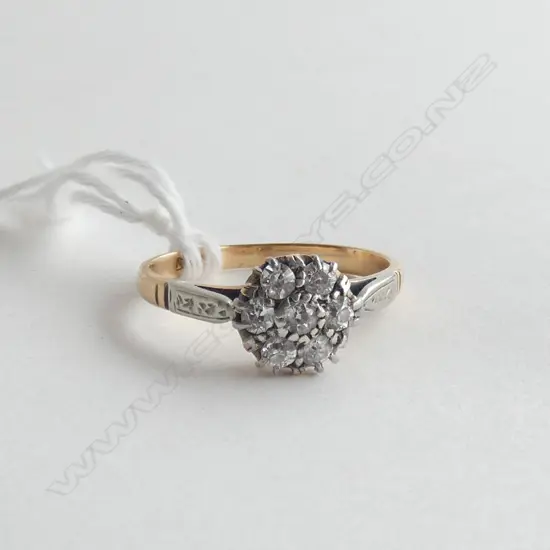 18ct GOLD AND DIAMOND CLUSTER RING