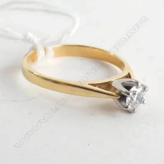 18K YELLOW GOLD DIAMOND SOLITAIRE RING