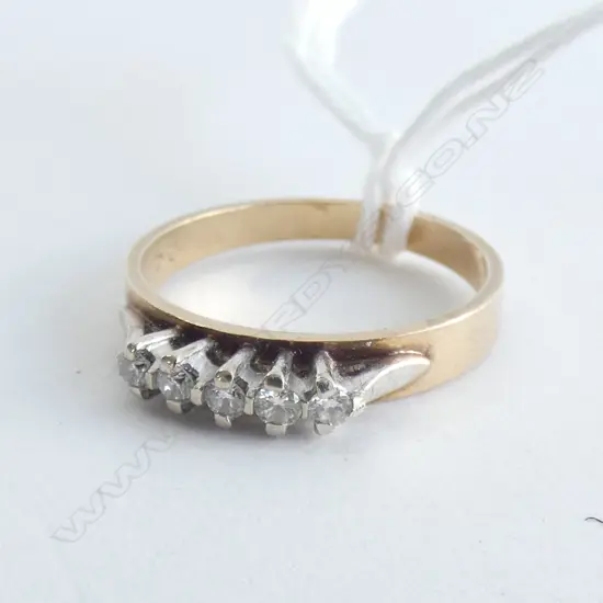 9CT GOLD AND DIAMOND RING 2.08gm